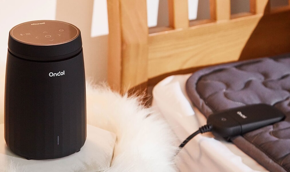 침대 위에 놓인 전기매트와 연결되어 옆에 놓인 조절기