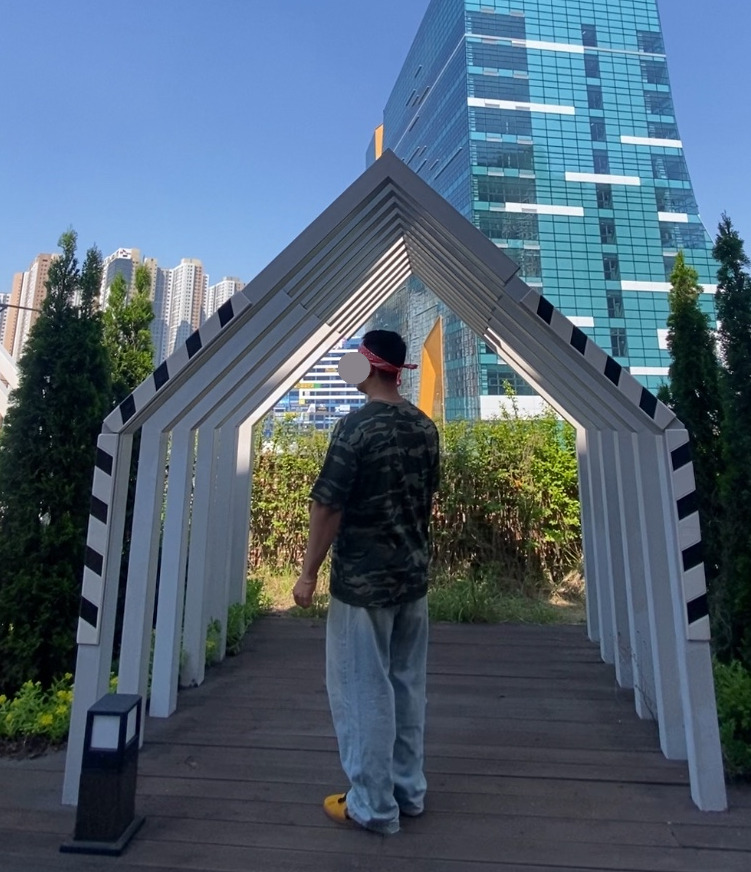 데일리룩('26. 5. 30.)더 노스페이스 반다나 페이즐리 오렌지, 벤힛 카모 카모플라쥬 반팔 티셔츠, 에러스익셉티드 연청 데님팬츠, 컨버스 올스타 클래식 트레이너 옥스 스웨이드