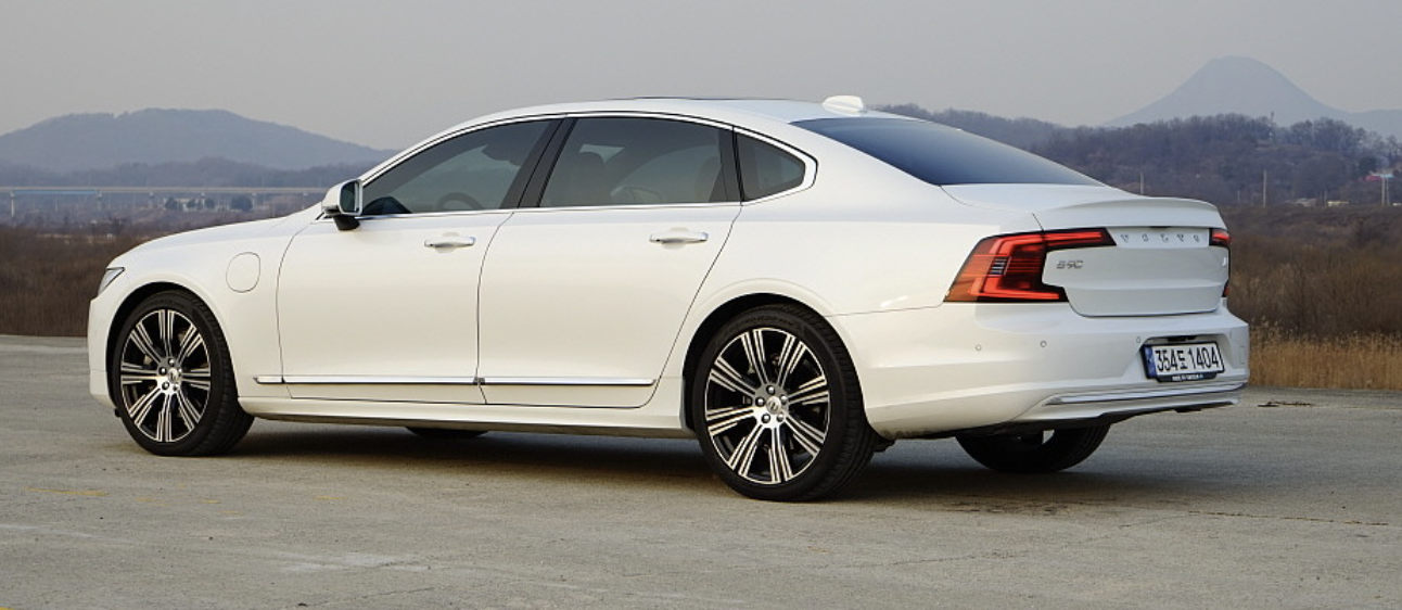 BMW 530e 경쟁 모델 : 벤츠 E300e 볼보 S90 T8