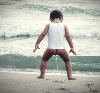 바닷가에서-어린아이가-바다를-향해-시원하게-소변보는-뒷모습