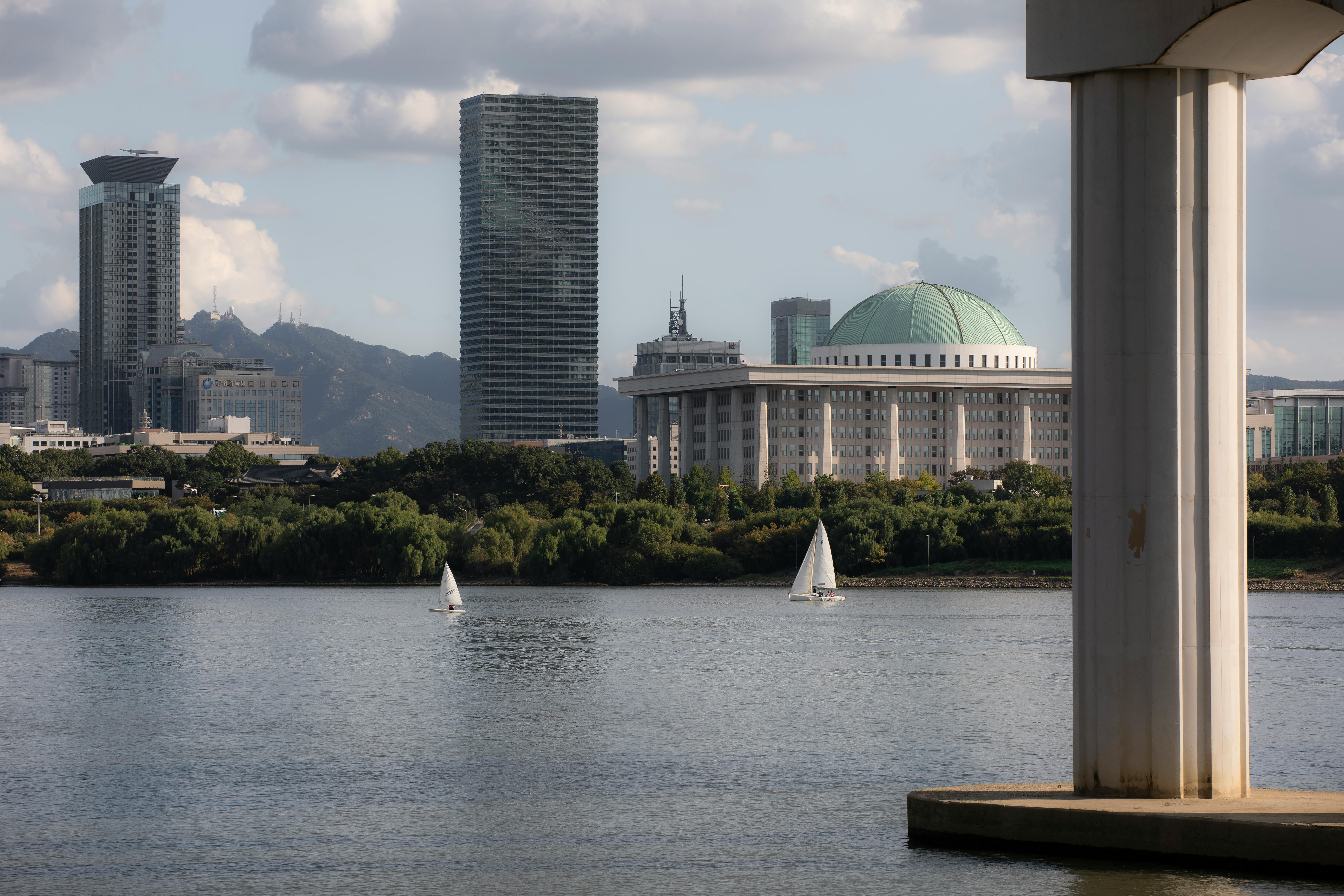 강건너에서 보는 여의도 국회의사당