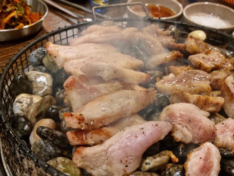 투데이 맛있는 메뉴 자갈 돌판 위에 구워 먹는 생 가브리살 오겹살 목살 삼겹살 구이 맛있는 고깃집 추천 부산 덕천동 맛집