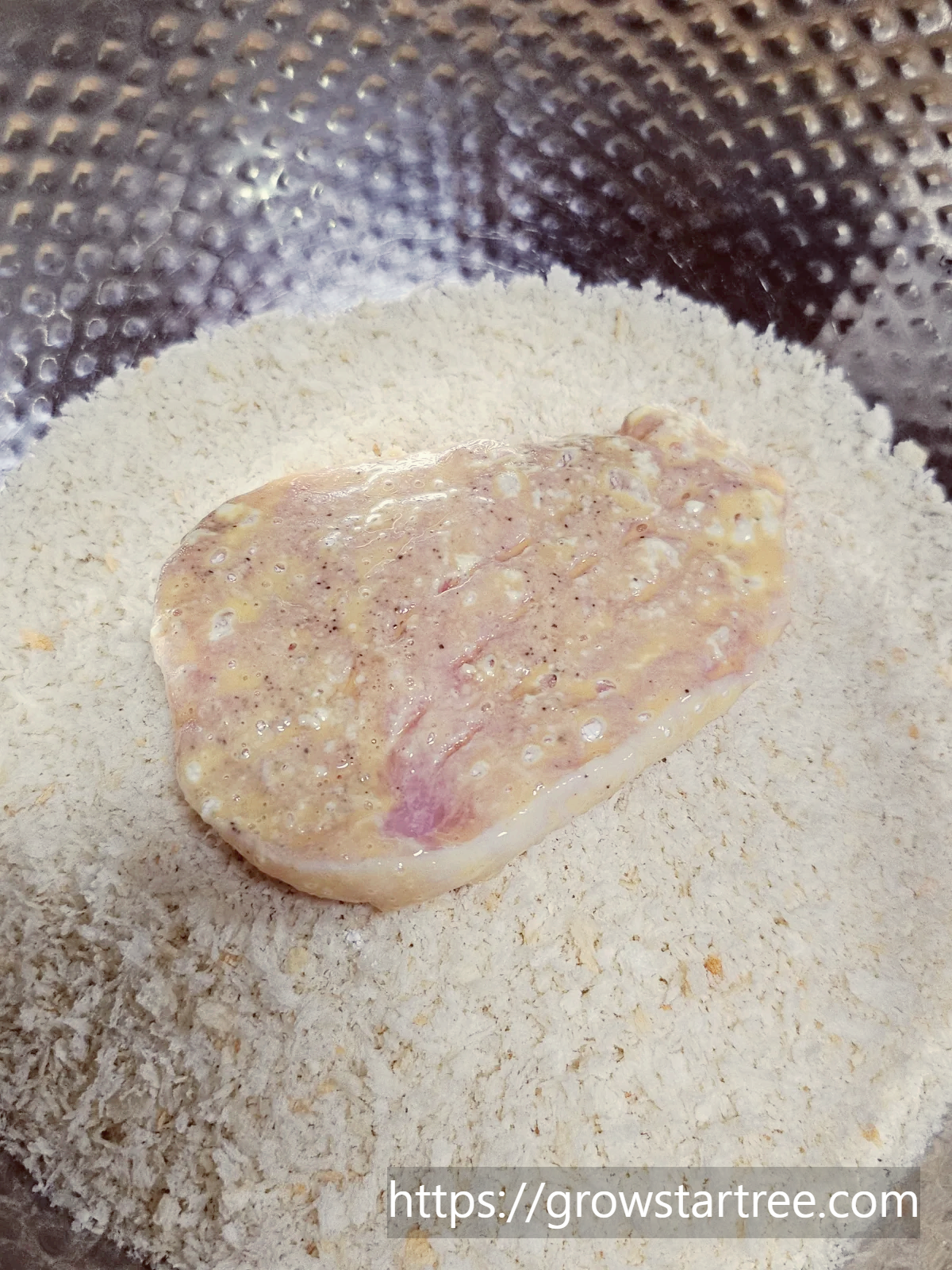 계란물 입힌 돈까스용고기에 빵가루 입히기