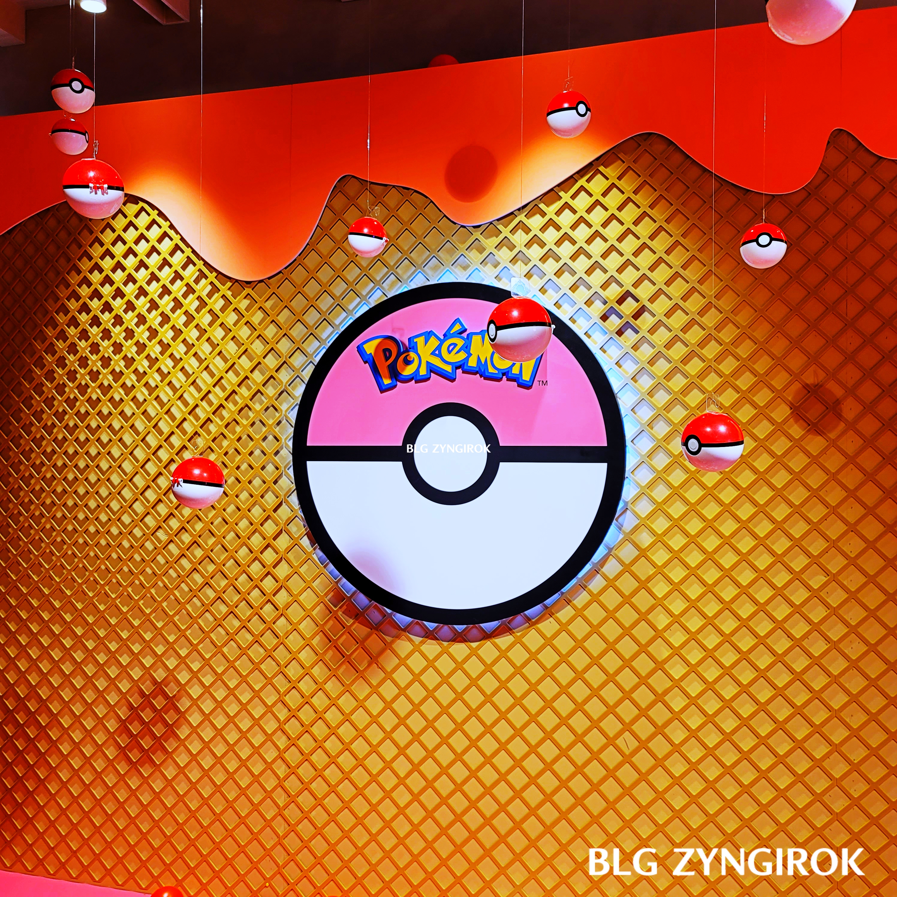 한남-베스킨라빈스-hive-몬스터볼-모양-간판이-전시되어있다.