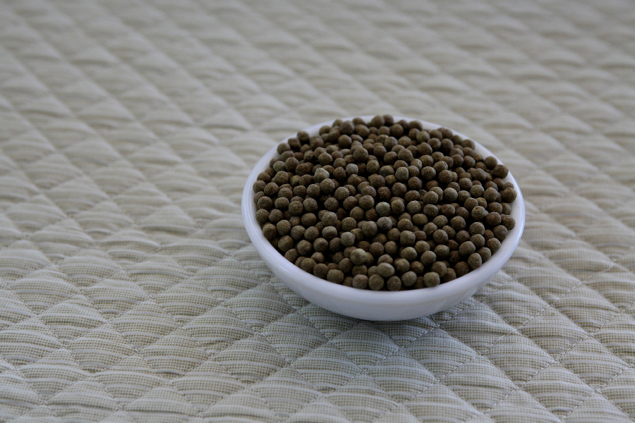 야생에서 채취를 한 한약재를 잘 세척한 후에 잘게 분쇄를 해서 꿀과 함께 혼합하여 만든 환약을 하얗고 동그란 그릇에 가득 담아두고 찍은 사진