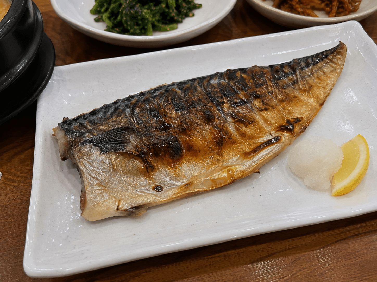 노릇하고 바삭한 껍질과 촉촉한 속살의 고등어구이