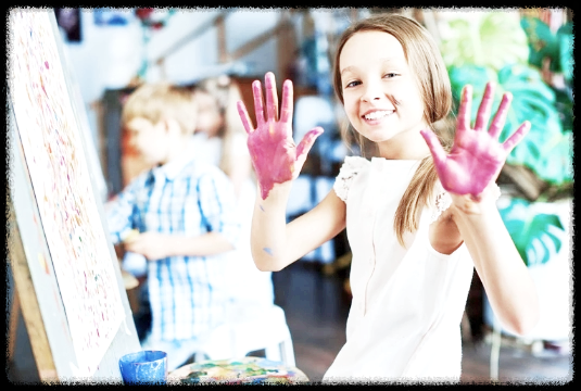 양손바닥에-물감을-묻힌-여자아이모습