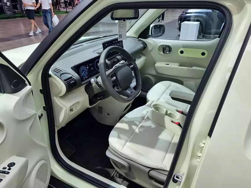 제가 탈 캐스퍼 일렉트릭의 실내는 이처럼 밝게 꾸밀 겁니다.