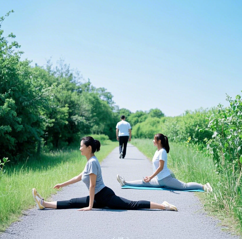 갱년기 증상완화에 좋은 요가운동하는 모습