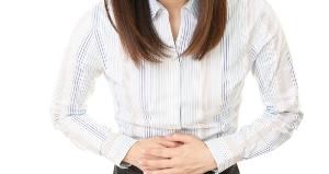 배를 잡는 여성-사진