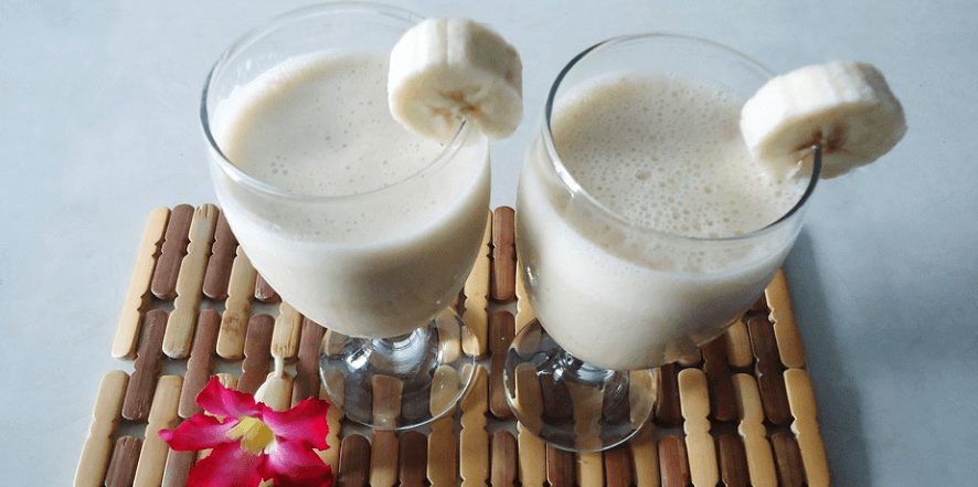 두 개의 유리컵에 요구르트가 가득 담겨 있다