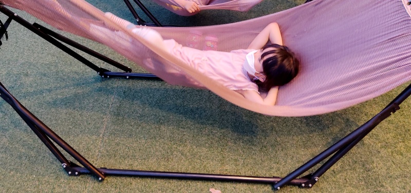 야외에 배치되어있는 해먹에 누워있는 쿠앙이