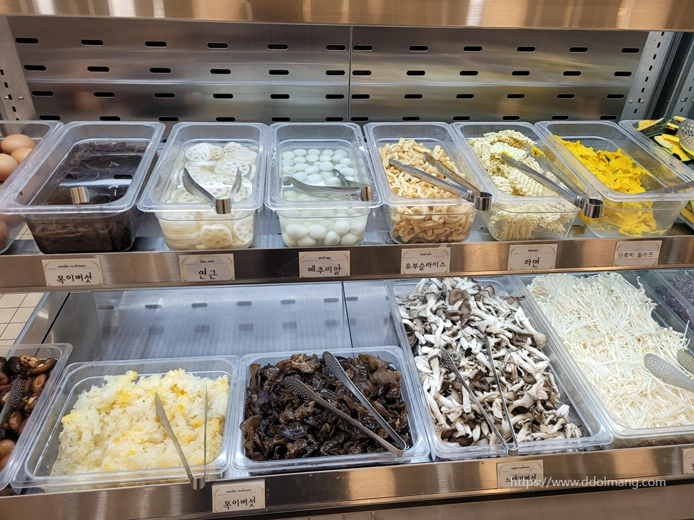 셀프바의 버섯과 라면 메추리알