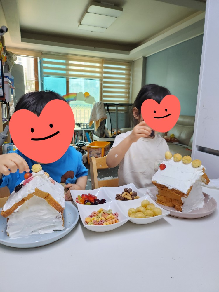 과자집을 꾸미는 아이들