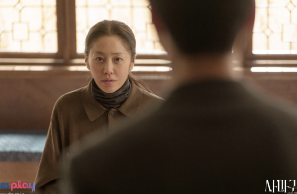 창문 앞에 정이신이 서있고 그 앞 차수열의 둣 모습이 흐릿하게 보인다.