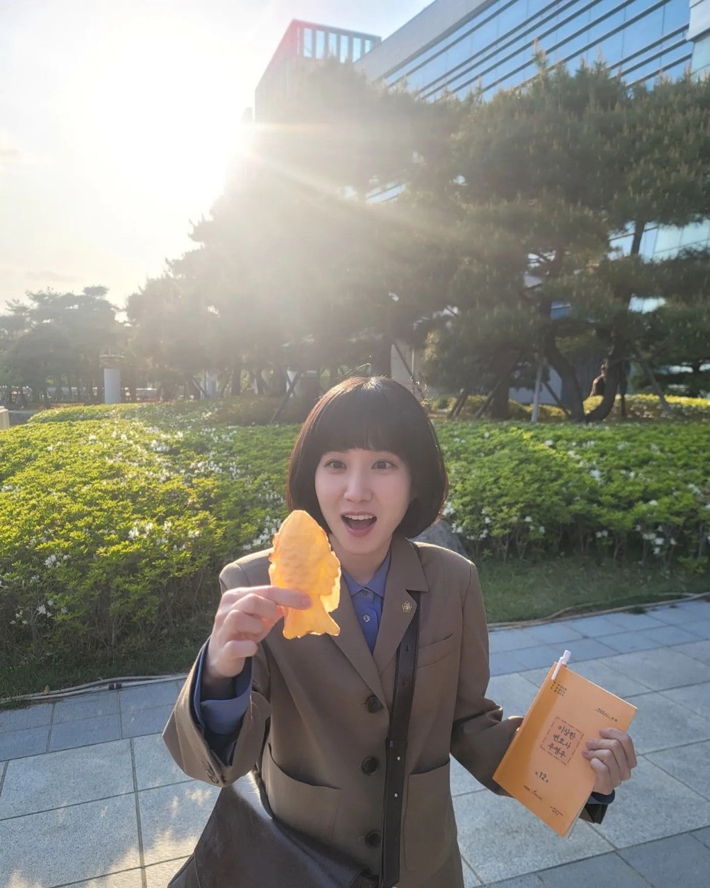 박은빈 배우가 붕어빵을 들고 있는 모습