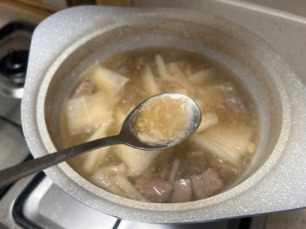 참기름을 넣고 올라오는 기름도 걷어 주세요