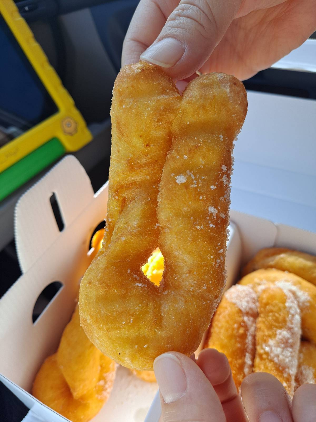 청춘당 꽈배기 뜯는중