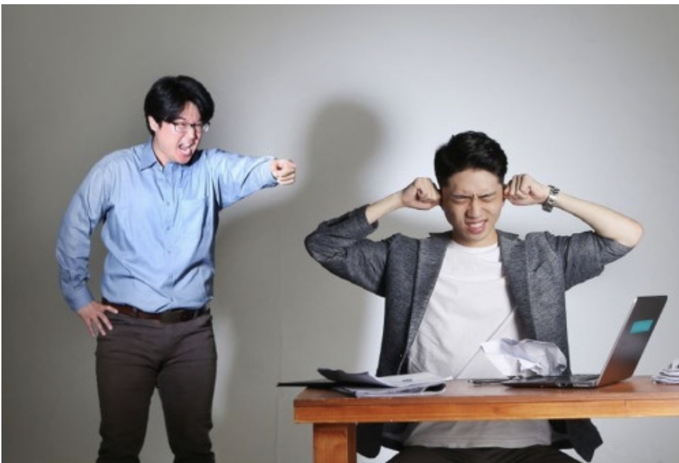 한 사람이 다른 사람에게 욕을 하고 있다