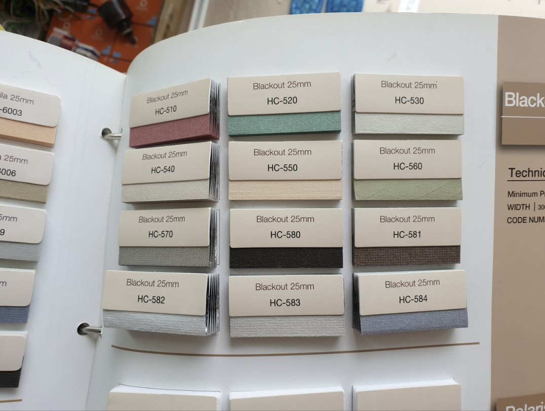 블라인드 색상표를 보면 상의하고 있는 모습