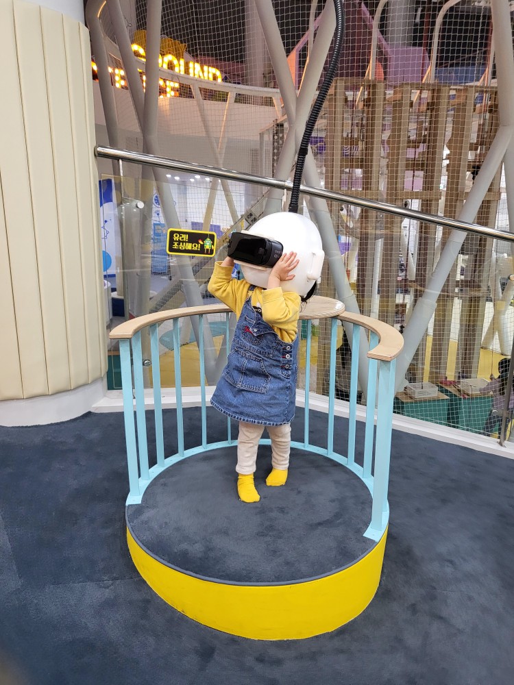 VR 기어를 쓴 아이