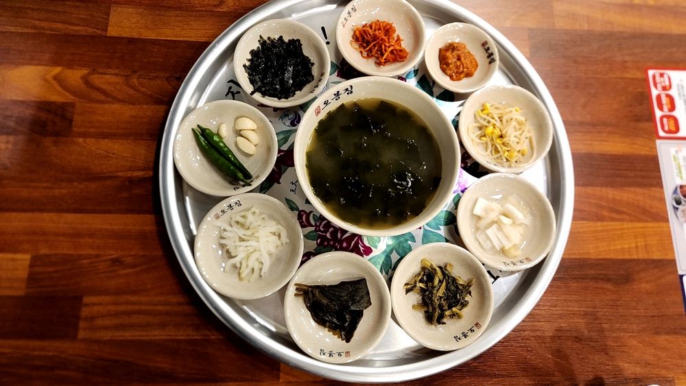 기본 반찬과 미역국