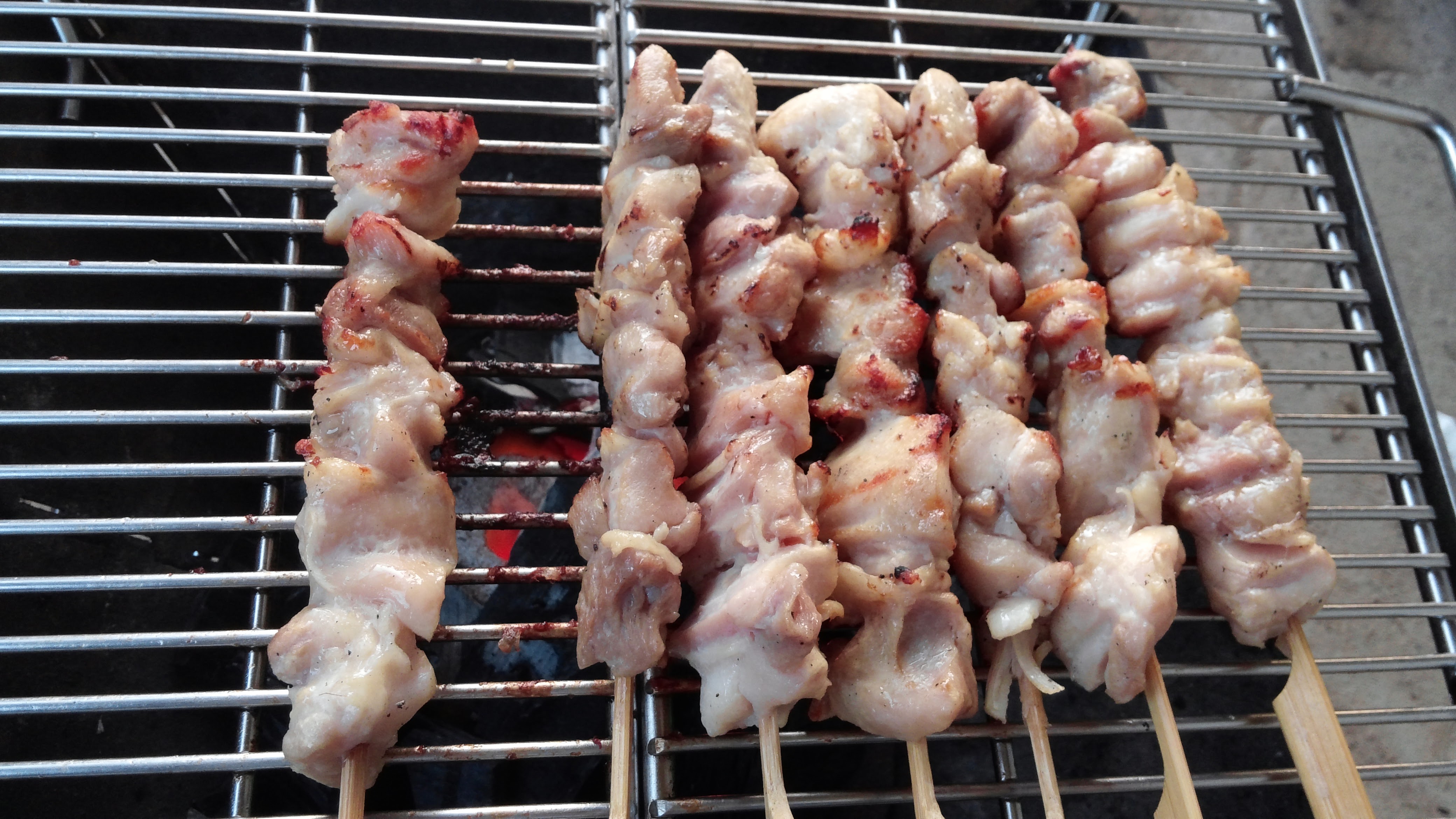 숯불에 구워지고 있는 닭꼬치