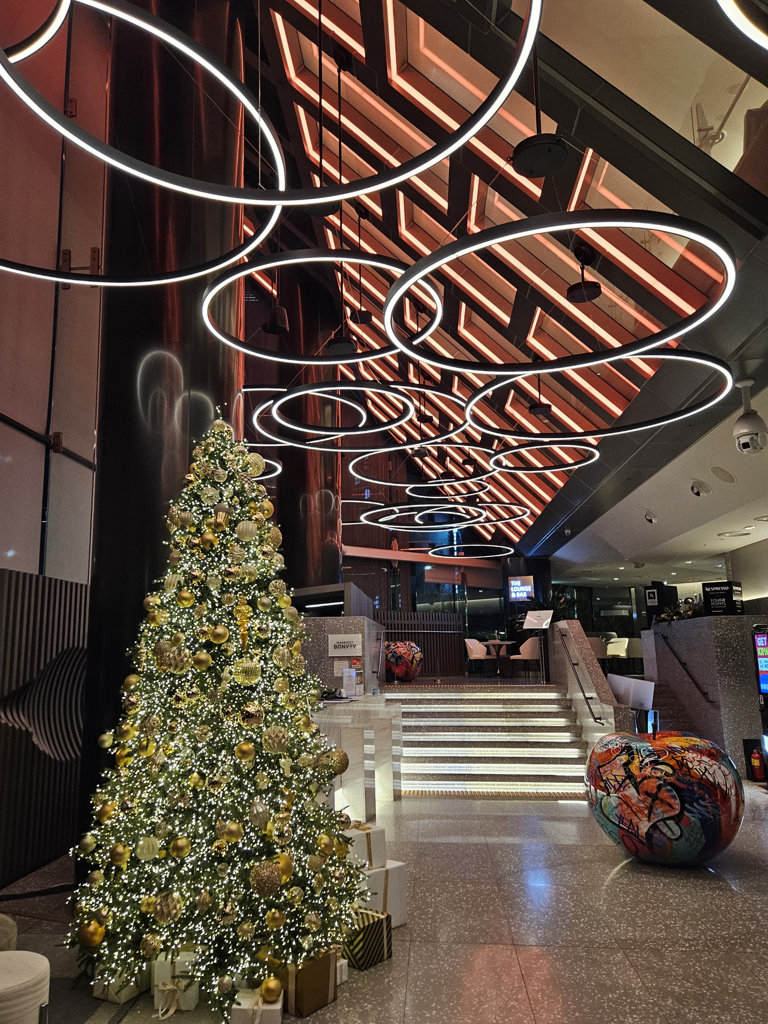 포포인츠 바이 쉐라톤 서울 강남 로비 저녁 모습