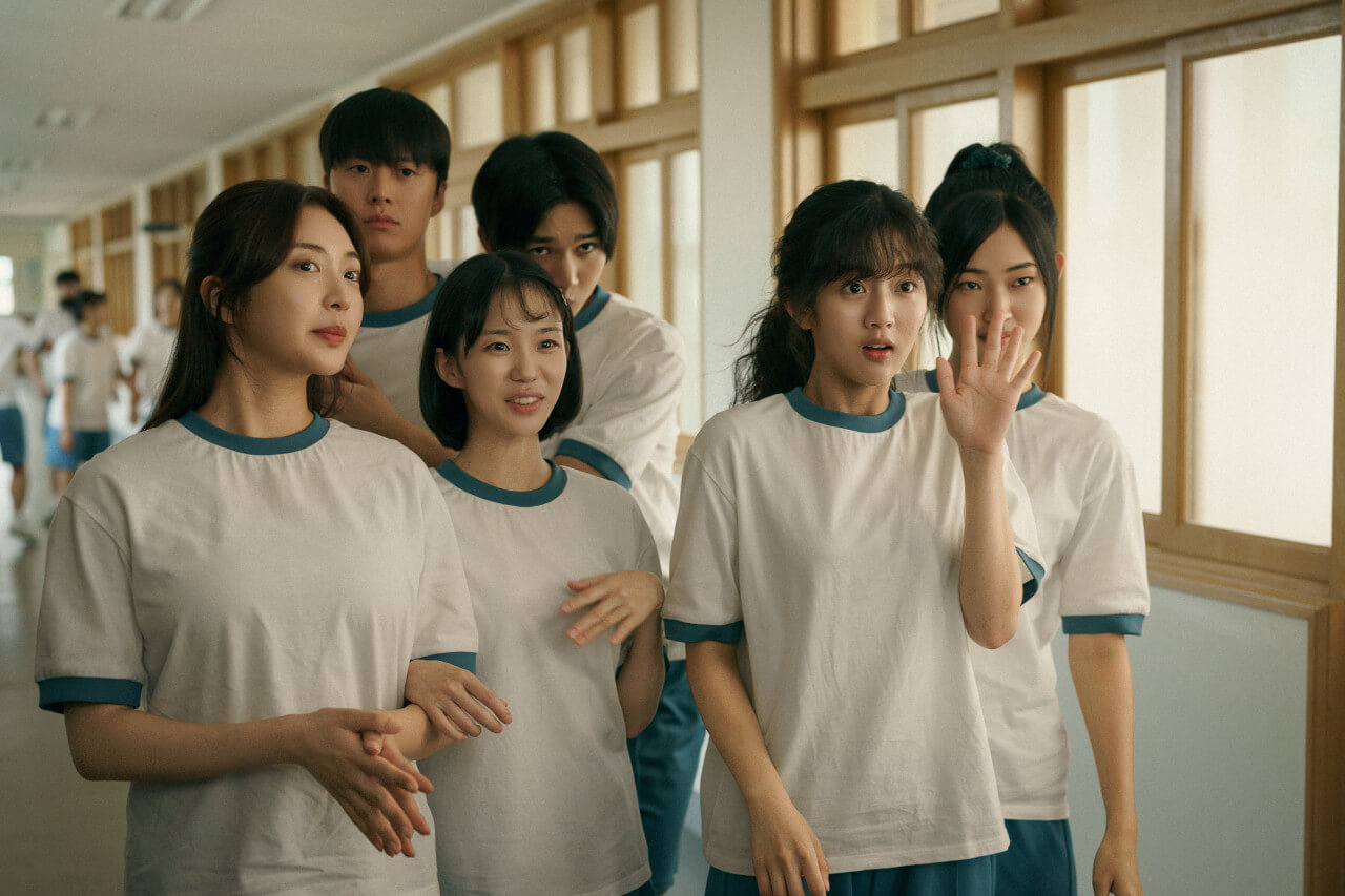 김현과 인사하는 세리와 그 뒤에 서있는 친구들