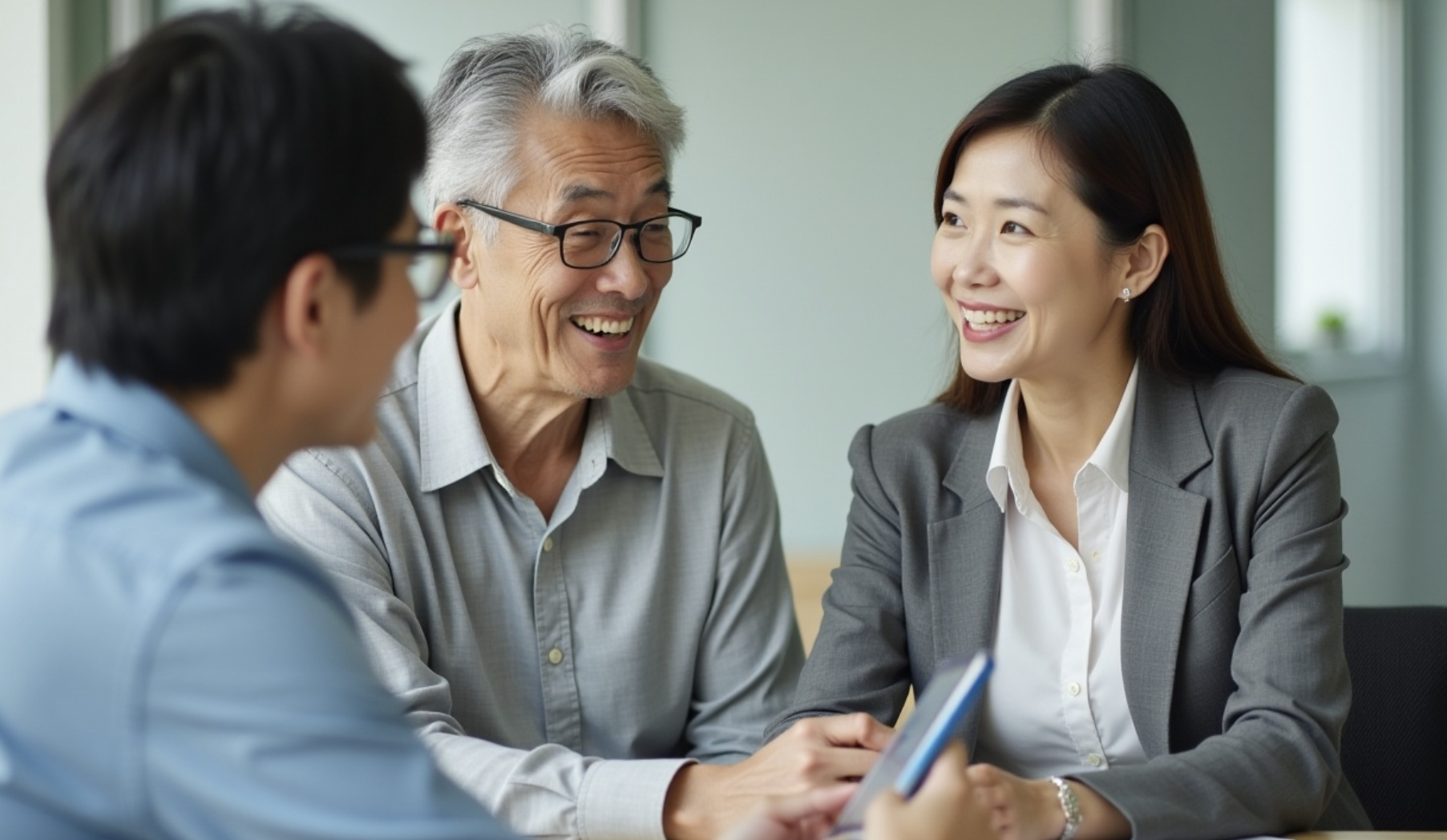 중년 남성이 국민연금 가입을 상담하고 있는 모습