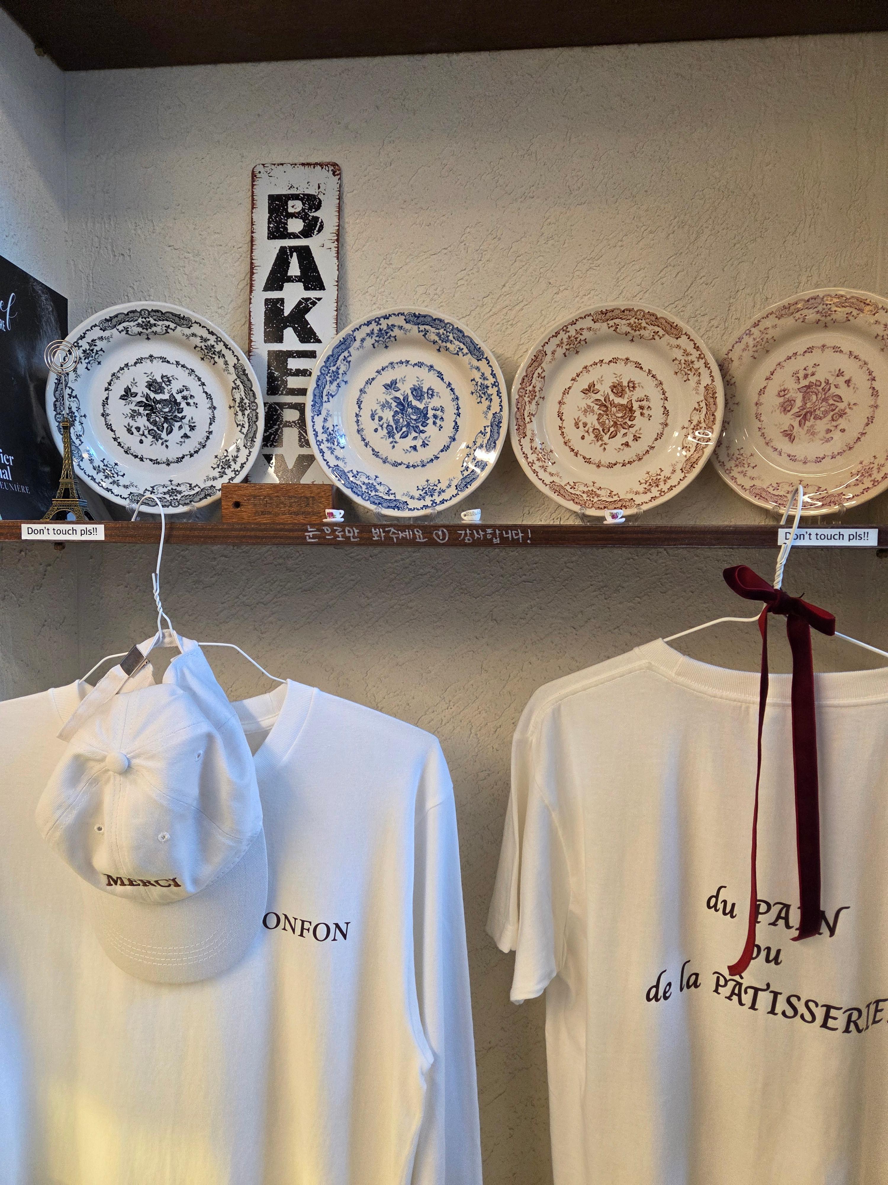 베이커리 퐁퐁 매장 내부, 다양한 접시와 티셔츠