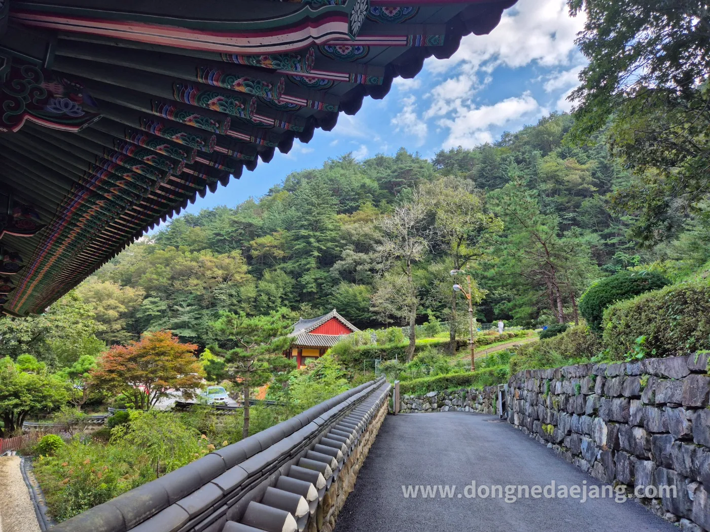 고즈넉한 돌담과 기와지붕이 어우러진 대원사 산책길