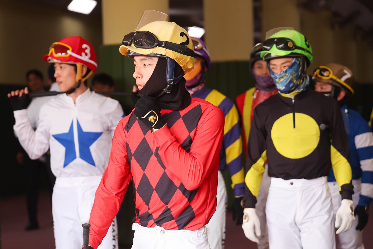 예시장에서 대기 중인 기수들 모습