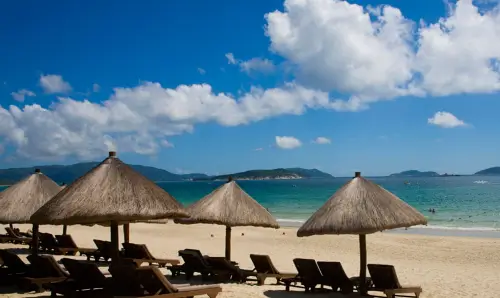 파란-하늘과-구름-밀집으로-만든-파라솔-고운-모래사장- 에메랄드-빛-바다가-함께-있는-야롱만-해변-풍경