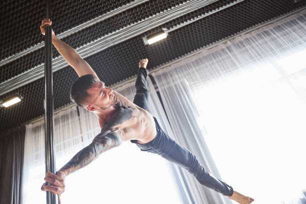 폴 아이언엑스 기술중인 남자폴댄서