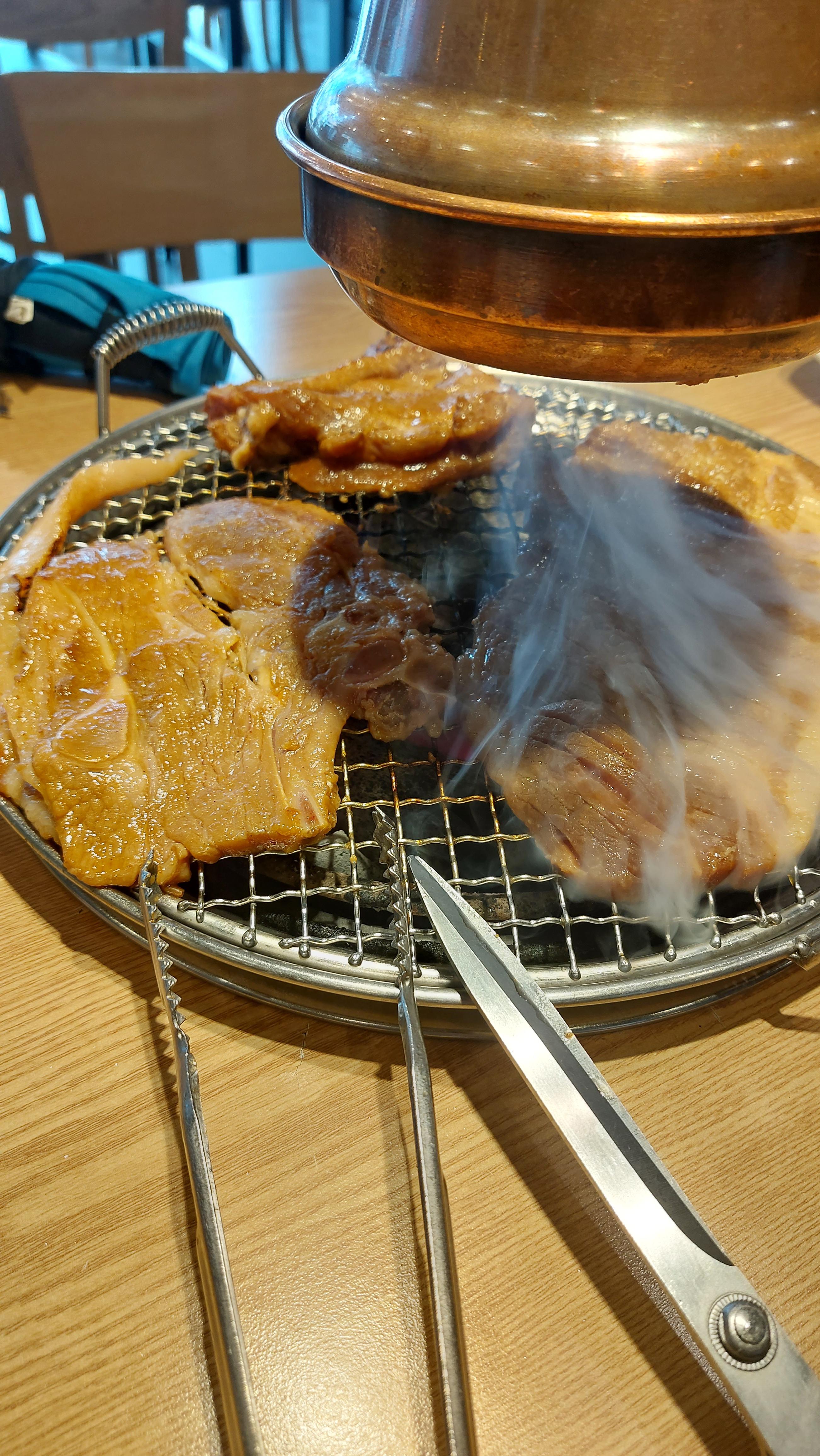 명륜진사갈비 대전목원대점 첫번째 제공되는 갈비 맛있게 구워보자!