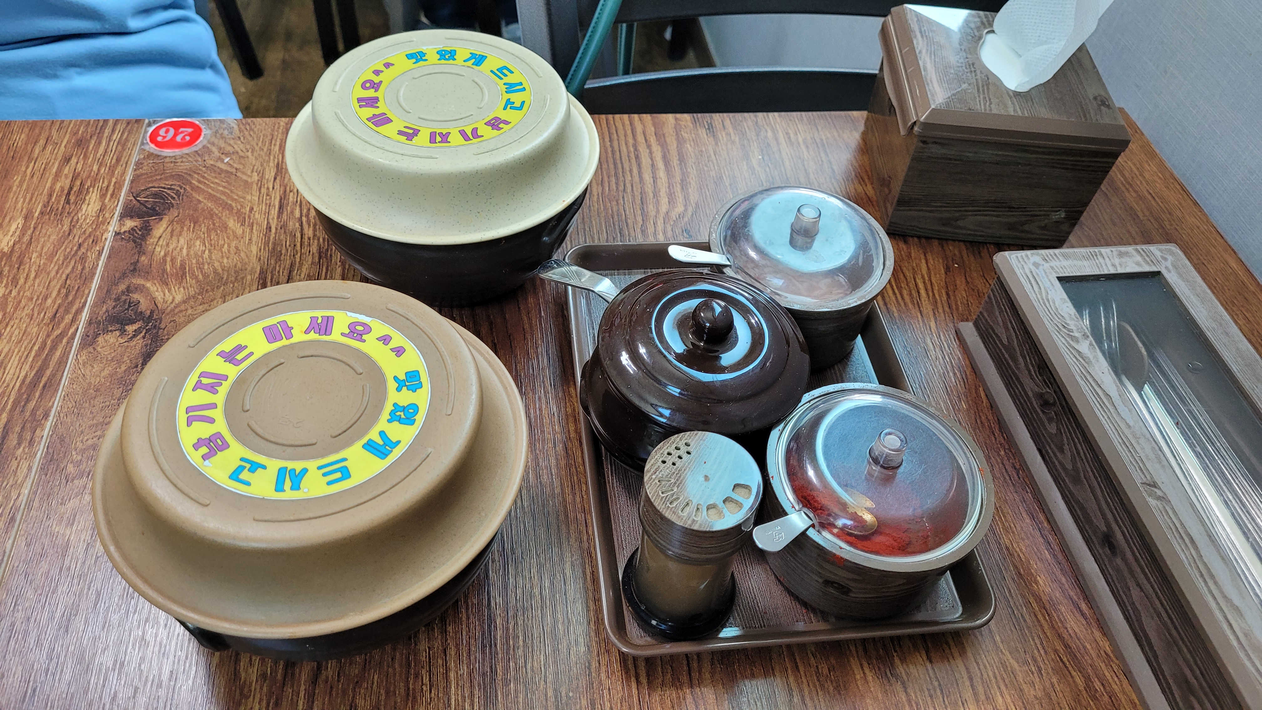 김치가 담긴 용기와 테이블