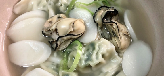 시원한 굴 향이 국물에 우러나와 입맛을 돋우는 굴 떡국은 젠틀맨의 미식 감각을 한층 더 높여줍니다.