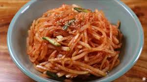 아삭하게 요리한 무생채 완성 모습