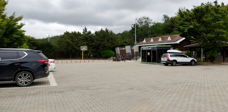 화장실 옆 주차장