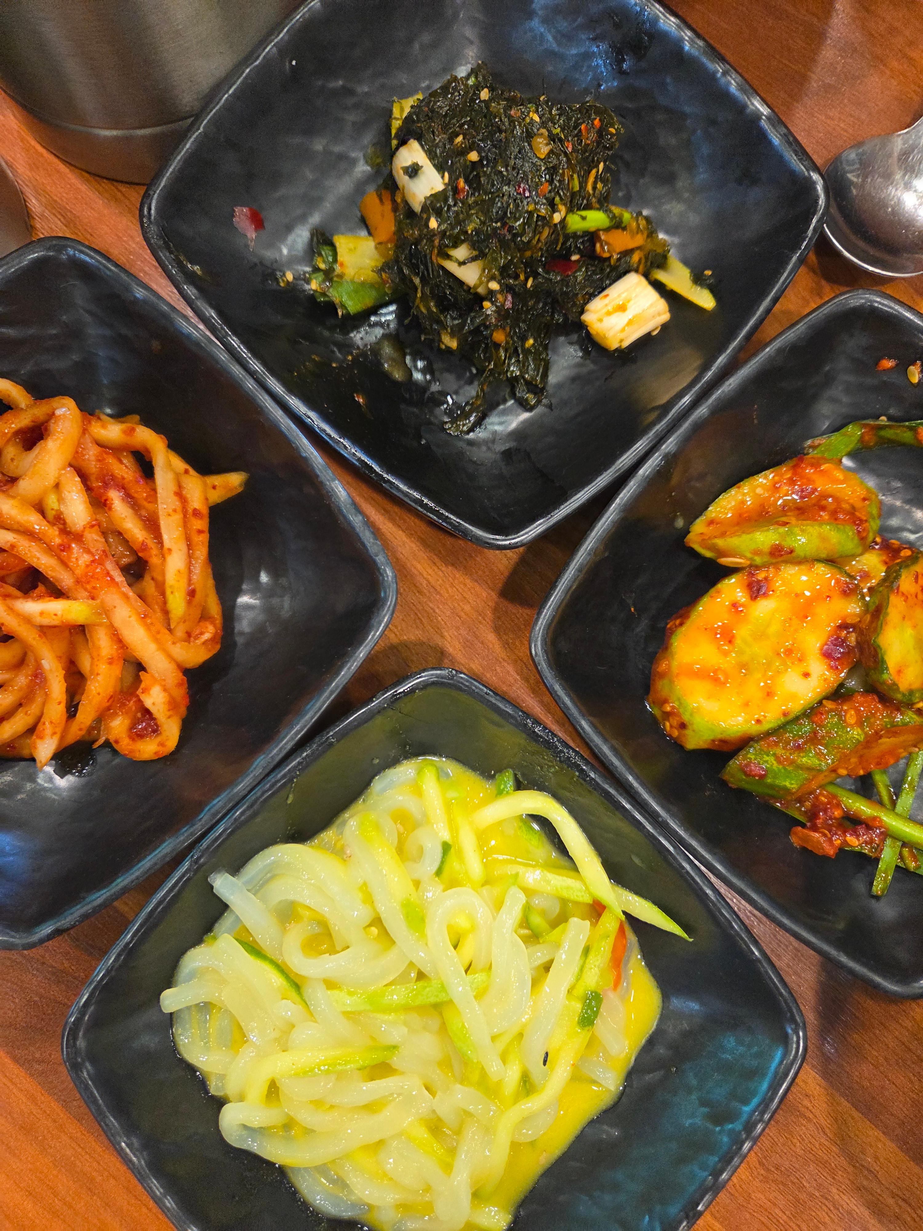 정갈하게 나열된 신화정 식당의 다양한 밑반찬