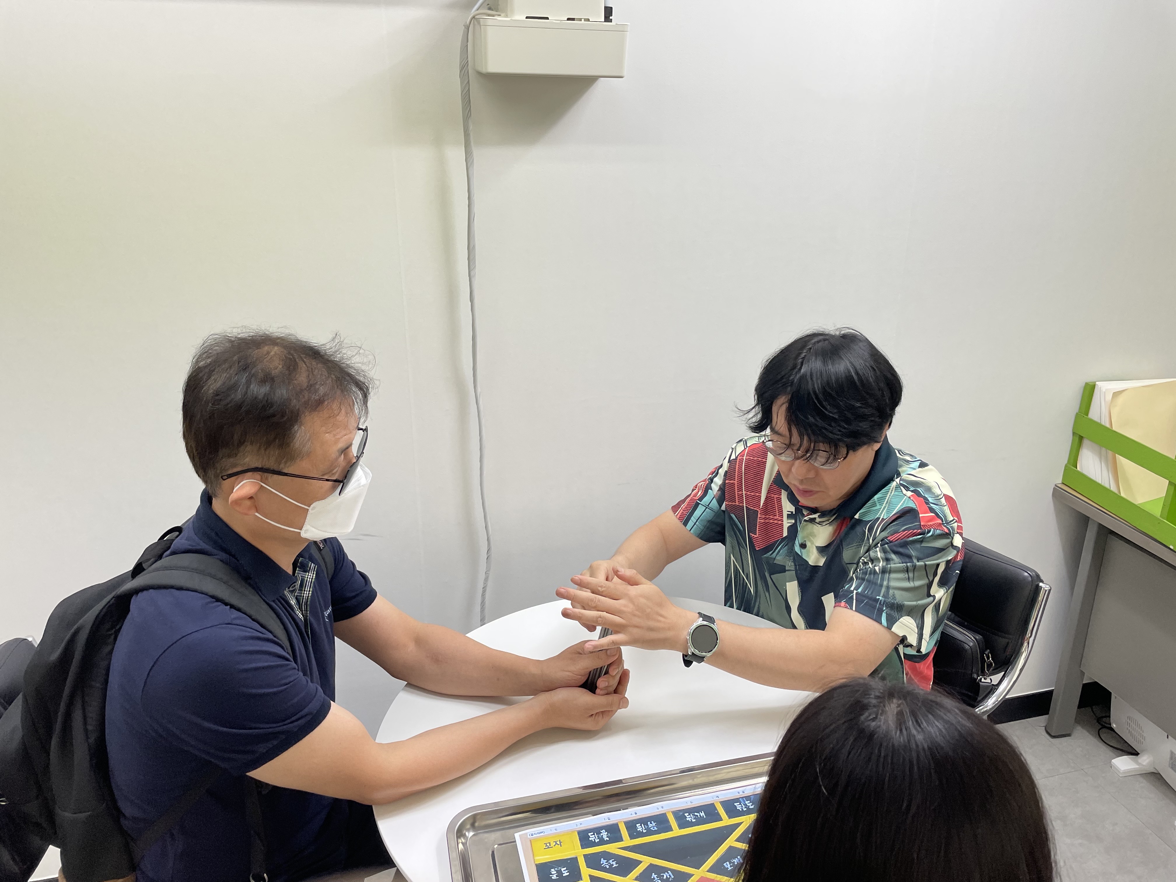 이미지 설명: 1부 윷놀이 경기사진. 부전승으로 올라간 정현철 지회원과 김승만 지회원이 경기중임.