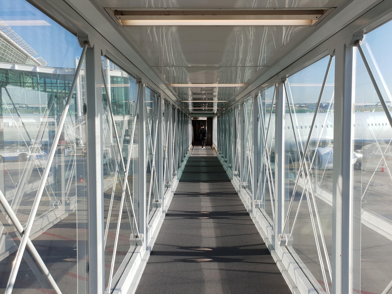 런던으로 가는 첫걸음, 탑승브리지를 지나며
비행기에서 내려 첫 발을 내딛는 순간, 여행이 진짜로 시작됩니다. 런던의 하늘을 향한 설렘, 지금 이 길 위에서 시작됩니다.