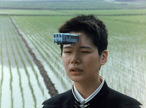 첫 장면 속 하지메의 머리를 관통하는 기차 CG