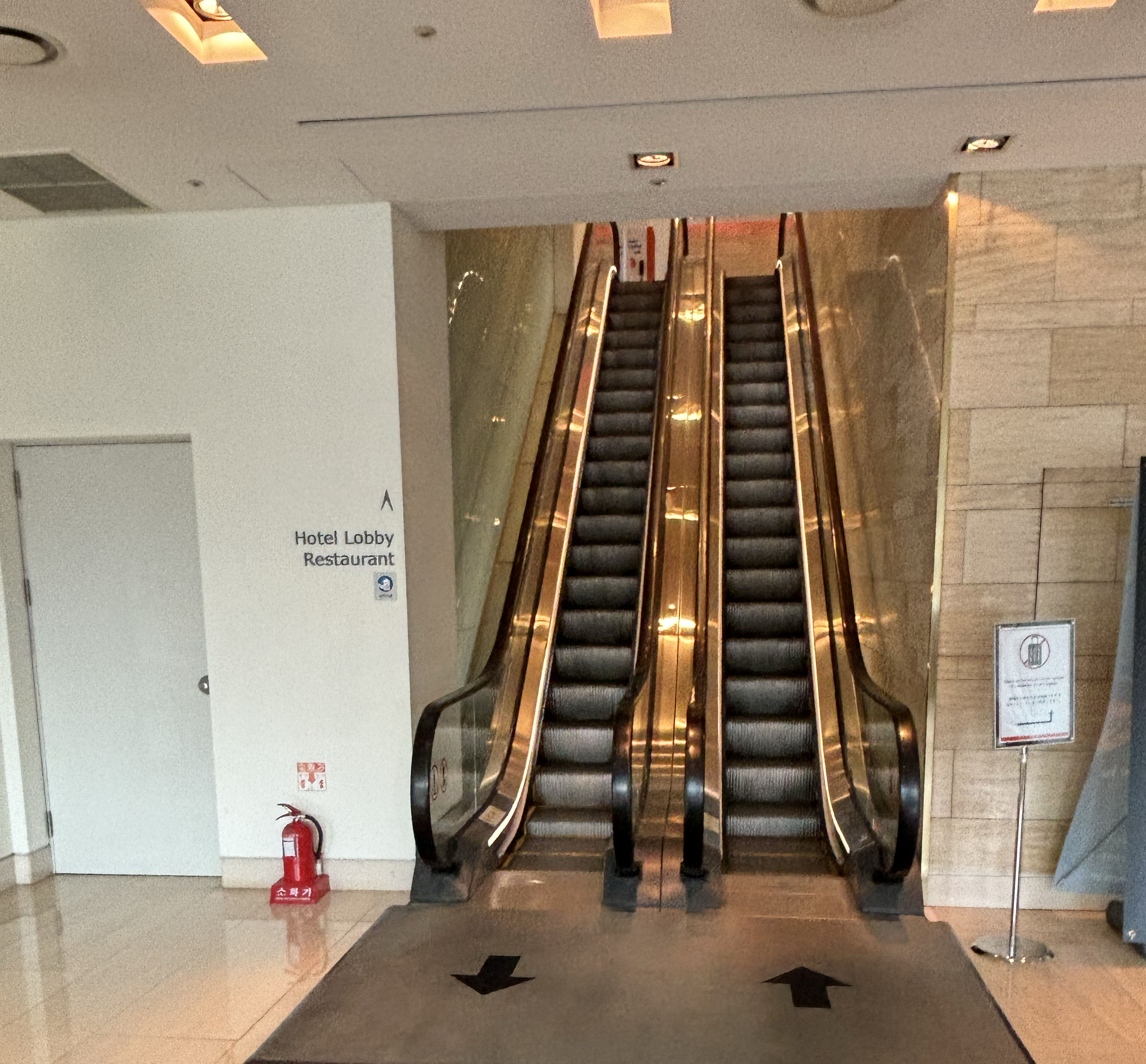 로비로 가는 에스컬레이터