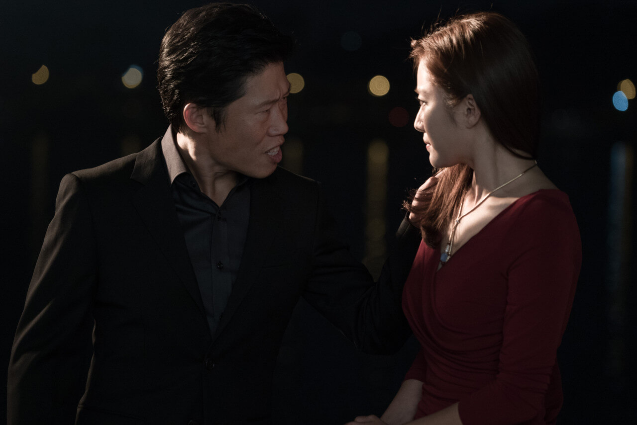 영화 럭키에서 연기 중인 유해진과 그를 무서워하는 전혜빈
