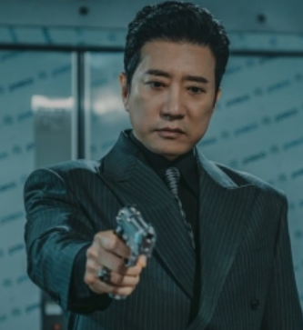 유어아너 김강헌이 권총을 들고 있는 방송 이미지 캡쳐