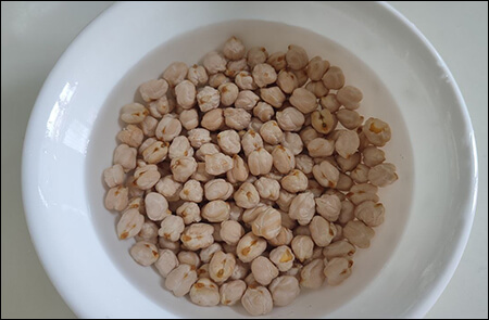 병아리콩을 물에 물리는 모습