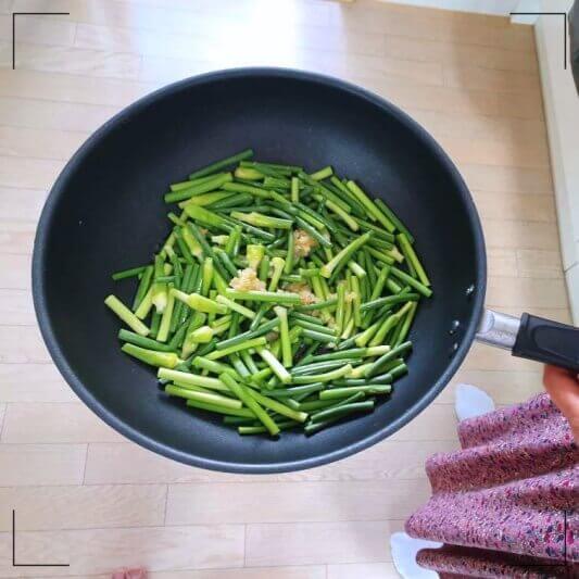 마늘쫑 먹는법, 마늘쫑 볶음 조리 하는 여성