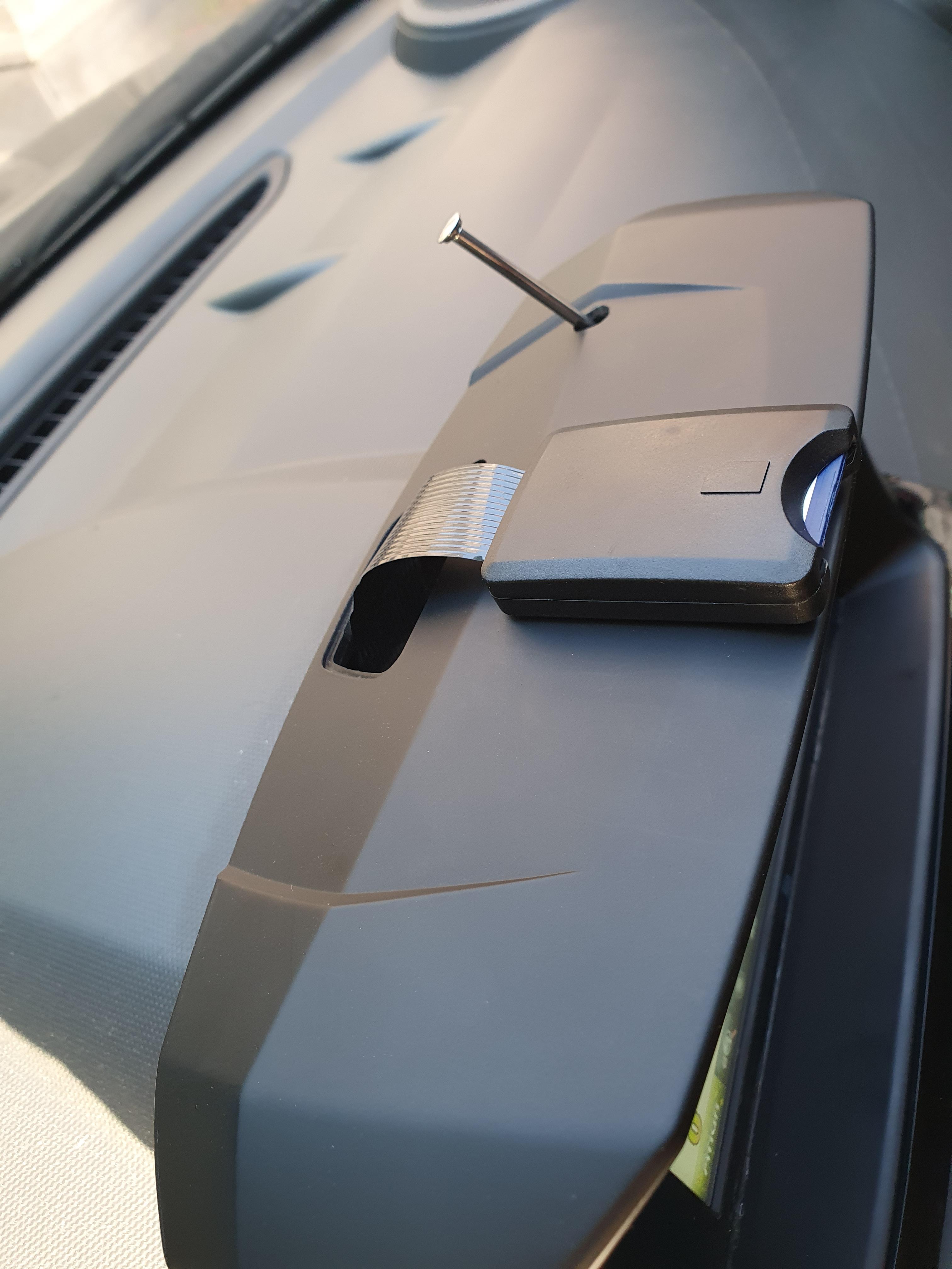 더듬이 처럼 튀어나온 파인드라이브 네비 안테나와 SD카드 연결 케이블